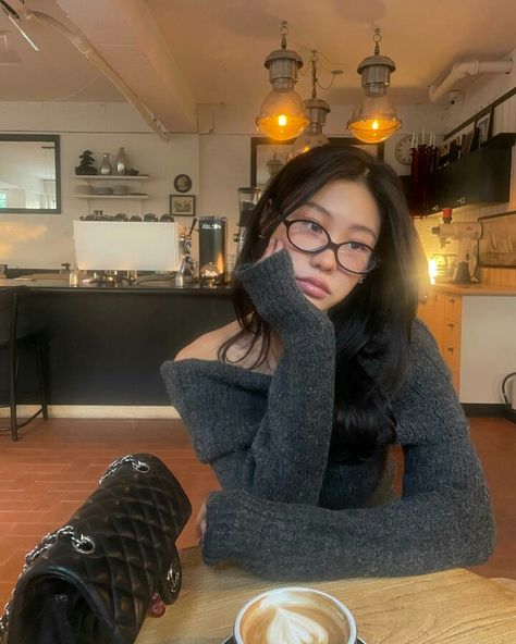 @/ ujin.www on instagram Cafe Outfit Winter, Hyemmm1 Instagram, Ig Inspo Pics Winter, Instagram Picture Ideas Winter, Cafe Selfie, Coffee Shop Aesthetic, Girls Diary, Instagram Photo Inspiration, How To Pose