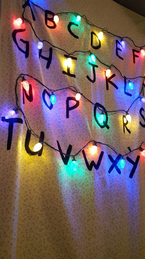 Stranger Things DIY Wall! Old 80s style fabric + Christmas lights pinned + acrylic paint. Great for Halloween or season 2 watch party 😉 Stranger Things Watch Party, Stranger Things Diy, Stranger Things Christmas Lights, Stranger Things Halloween Party, Stranger Things Lights, Trail Ideas, Stranger Things Christmas, Haunted Trail, Halloween Camping