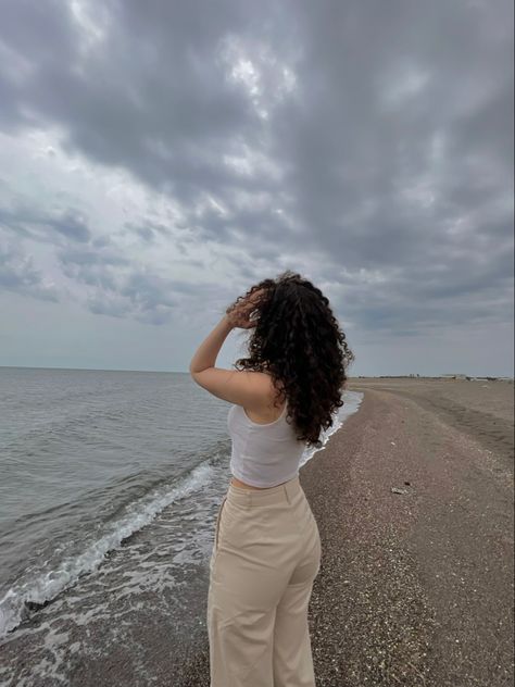 #aesthetic #curly Curly Hair Back View Aesthetic, Mixed Woman Aesthetic, Curly Hair Girls Aesthetics, Curly Hair Women Aesthetic, Curly Hair Photos Instagram, Curly Haired Girl Aesthetic, Curly Hair Aesthetic Pictures, Curly Hair Photo Ideas, Curly Hair Instagram Pictures