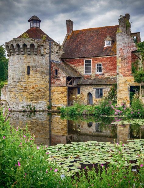 Castle Moat, English Country Houses, Scotney Castle, Castle England, Manor Houses, Interesting Buildings, Country Houses, English Country House, Places Of Interest