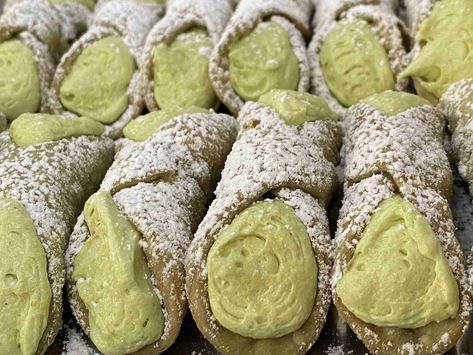 How to Make PISTACHIO CREAM CANNOLI Pistachio Paste Recipe, Ricotta Waffles, Cannoli Recipe Easy, Italian Cannoli, Cannoli Filling, Cannoli Recipe, Pistachio Recipes, Italian Pastries, Pistachio Cream