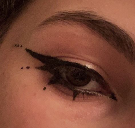 Bottom Lash Eyeliner Looks, Small Goth Eyeliner, Eyeliner Looks Almond Eyes, Punk Eyeliner Looks, Cool Simple Eyeliner, Goth Make Up Hooded Eyes, Goth Winged Eyeliner, Edgy Eyeliner Looks, Easy Gothic Makeup Ideas