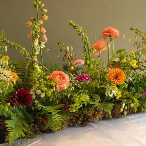 Flower Arrangements With Moss, Sustainable Flower Arrangement, Moss Flower Arrangements, Easter Flower Arrangements Centerpieces, Moss Floral Arrangements, Moss Arrangements, Vegetative Floral Design, Burgundy Christmas Decor, Moss Centerpiece