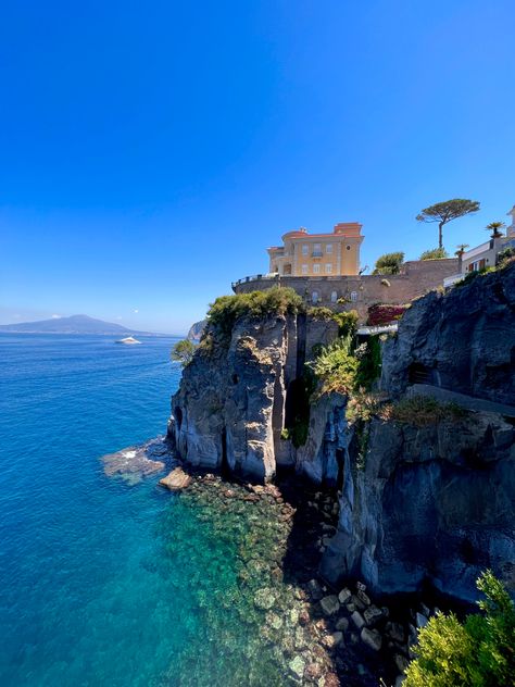 #italytravelinspiration #italy #sorrento #amalficoast Sorento Italy Aesthetic, Sorrento Italy Aesthetic, Italy Sorrento, Sorrento Italia, South Italy, Sorrento Italy, Italy Summer, Euro Summer, Italy Aesthetic