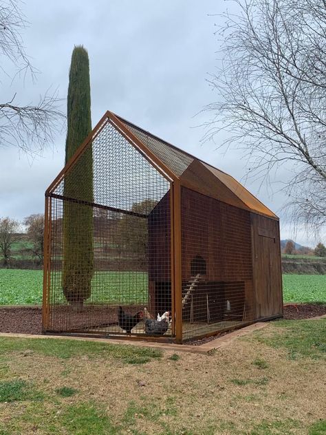 All Season Chicken Coop, Chicken House Pallets, Minimalist Chicken Coop, Scandinavian Chicken Coop, Pigeon House Ideas, Large Chicken Coop Ideas, Hen House Ideas, Chicken Coop Ideas Backyard, Chicken Yards