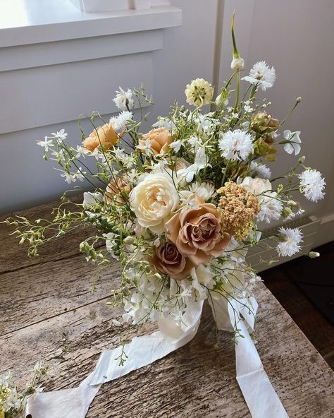 TINGE (@tingefloral) • Instagram photos and videos Small Bridal Bouquets, Unique Bridal Bouquets, Modern Wedding Bouquets, August Flowers, Floral Bouquets Wedding, Bridal Bouquet Summer, Colorful Wedding Bouquet, Bridal Bouquet Fall, Sweet Bouquet