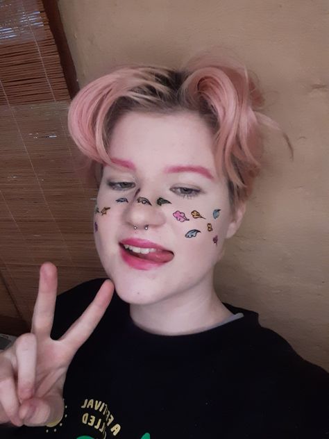 #Heartstopper #charliespring #nicknelson #makeup Heartstopper Photoshoot, Heartstopper Makeup Looks, Heartstopper Cosplay, Heartstopper Makeup, Maquillaje Aesthetic, Pride Stuff, Haircut Inspo, Heart Stopper, Pride Makeup