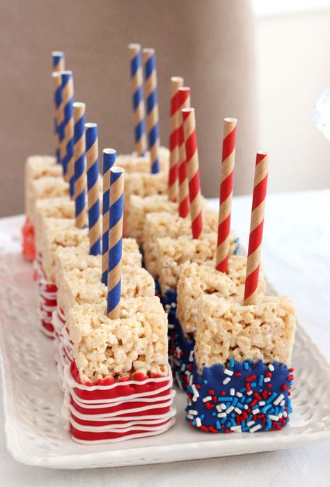 Red, White and Blue Rice Krispie treats for the 4th of July and Memorial Day bbq's! Simple Treats, Desserts For Kids, Blue Rice, July Desserts, America Party, Patriotic Food, Patriotic Desserts, Krispy Treats, 4th Of July Desserts