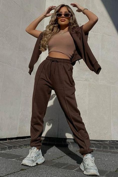 Brown Joggers Outfit, Abstract Outfits, Tan Outfits, Joggers Outfit Women, Look Hip Hop, Brown Pants Outfit, Tan Outfit, Brown Outfits, Nude Outfits