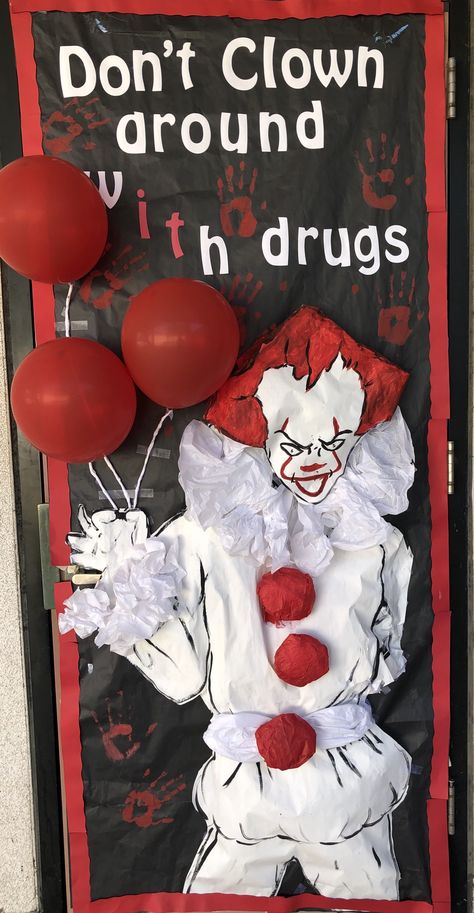 Red Ribbon Week Door Decorating, Red Ribbon Week Door, Porta Halloween, Bulletin Boards Theme, School Door Decorations, Red Ribbon Week, Clowning Around, Halloween Door Decorations, Miss Piggy