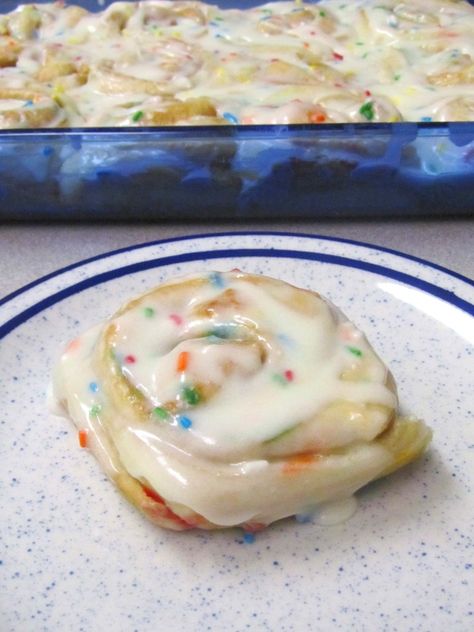 Cake Batter Cinnamon Rolls. This would be a cute birthday breakfast treat! Cute Birthday Breakfast, Cake Cinnamon Rolls, Cake Cinnamon, Birthday Breakfast, S'mores, Birthday Kids, Think Food, Cinnamon Buns, Yummy Sweets