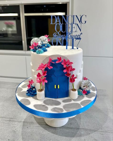 ABBA Dancing Queen Mama Mia Cake for 17th Birthday Greece Themed Cakes, Mamma Mia Table Decor, Greece Themed Party Decoration, Mamma Mia Decorations, 17th Birthday Party Ideas, Summer Birthday Cake, 17 Birthday Cake, 21 Diner, 17th Birthday Ideas