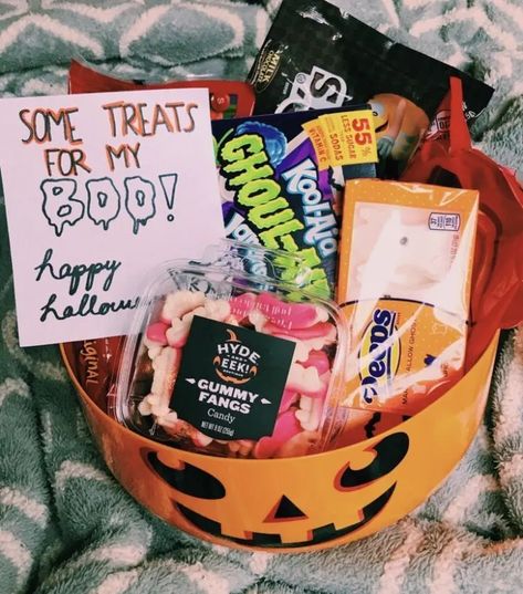 Boo Basket Ideas - HubPages Man Home Decor, Boo Basket Ideas, Halloween Care Packages, Halloween Gift Baskets, Halloween Decor Diy, Image Halloween, Halloween Baskets, Diy Halloween Decor, Boo Basket