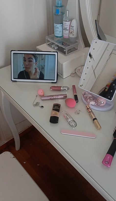 Getting ready with Vogue Beauty Secrets Get Ready With Me Vogue, Vogue Get Ready With Me, Vogue Beauty Secret, Watching Vogue Beauty Secrets Aesthetic, Olivia Rodrigo Vogue Beauty Secrets, Doing Makeup In Mirror Aesthetic, Get Ready With Me Aesthetic, Vogue Beauty Secrets, Ready Aesthetic