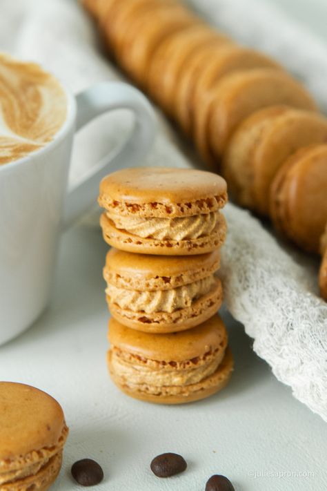 COFFEE MACARONS Gingerbread Macarons, European Baking, Holiday Macarons, French Sweets, Macaron Recipes, Christmas Macarons, Macarons Recipe, Macaron Flavors, Macaron Cookies