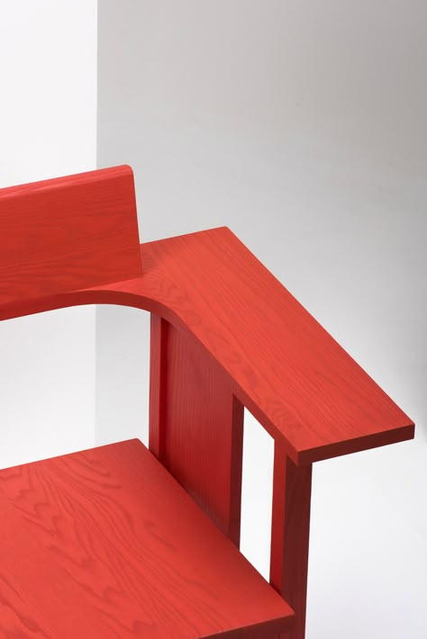 Figures Konstantin Grcic retrospective of Crate Desk, Storage Chaise Lounge, Italian Furniture Brands, Plywood Chair, Modern Contemporary Furniture, Storage Chaise, Design Chair, Furniture Interior Design, Kitchen Mirror