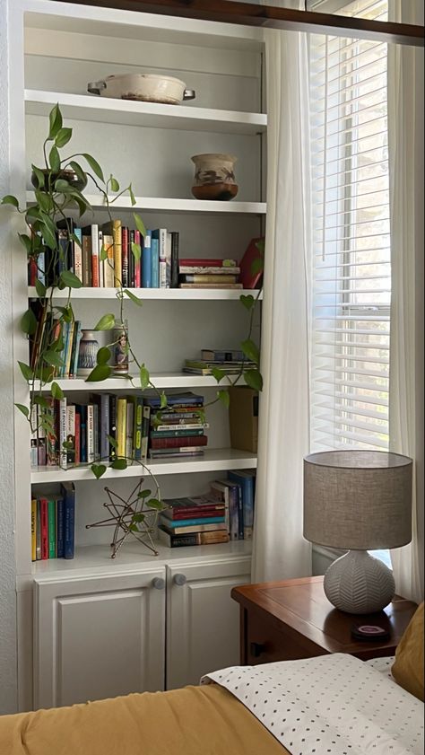 White Bookshelves Bedroom, Aesthetic Bookcase Bedroom, Book Shelves Aesthetic Bedroom, Aesthetic White Bookshelf, White Bookshelf Ideas, Aesthetic Bookshelf Ideas Bedroom, Built In Bookshelf Bedroom, Aesthetic Bookshelves Bedroom, White Bookshelf Aesthetic