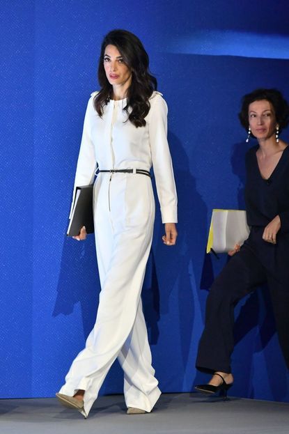 The Many Stylish Outfits of Amal Clooney Alma Clooney, Amal Alamuddin Style, Amal Clooney Style, Work Closet, Twenties Style, Amal Alamuddin, Business Clothes, Female Icons, Black Short Sleeve Dress