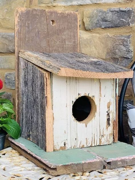 Build A Birdhouse, French Country Crafts, Old Fence Boards, Homemade Bird Houses, Bird Houses Ideas Diy, Birdhouses Rustic, Wood Birdhouses, Rustic Birdhouse, Unique Bird Houses