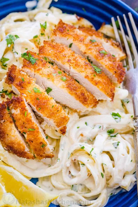 Lemon Chicken Pasta is an easy 30-minute dinner. This chicken pasta tastes like a restaurant quality meal and the lemon cream sauce will win you over. #lemonchickenpasta #chickenpasta #lemoncreamsauce #lemonchicken #chicken #chickendinner #natashaskitchen Quick And Easy Chicken Alfredo, Easy Chicken Alfredo Pasta, Creamer Homemade, Easy Reels, Chicken Fettuccini Alfredo, Easy Chicken Alfredo, Pasta Calories, Lemon Chicken Pasta, Lemon Cream Sauces