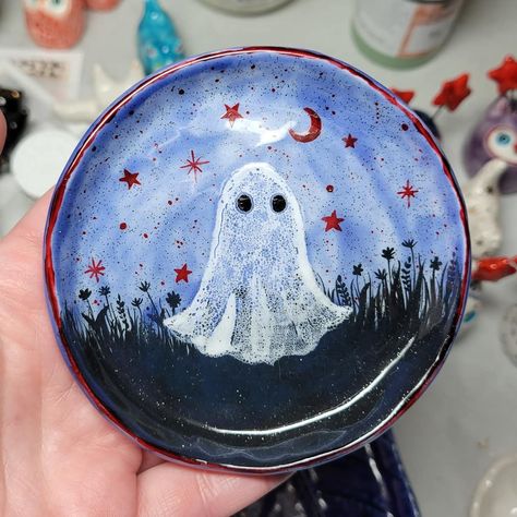 Painting Clay Mug Ideas, Ghost Pottery Painting, Gothic Pottery Painting, Spooky Pottery Painting Ideas, Clay Dish Painting Ideas, Goth Pottery Painting, Pottery Painting Ideas Halloween, Painted Cups Ideas, Cool Pottery Painting Ideas