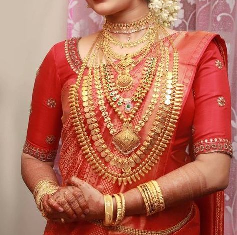 Ultimate Guide to Find Best Kerala Wedding Jewellery Sets Ideas • South India Jewels Kerala Wedding Gold Jewellery Set, Kerala Jewellery Set, Kerala Hindu Bride Jewellery, Kerala Jewellery Traditional, Kerala Traditional Jewellery, Kerala Wedding Jewellery, Blows Design, Kerala Hindu Bride, Jewel Accessories