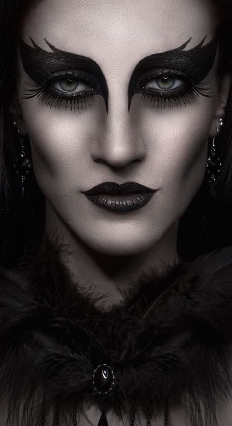 Extreme Make-up, Raven Costume, Fantasy Make-up, Halloweenský Makeup, Drag Make-up, Dark Beauty Magazine, Witch Makeup, Theatrical Makeup, Queen Makeup