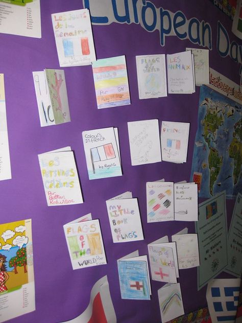 Children made French mini books on a subject (ie colours, numbers, flags etc.) for European Day of Languages European Day Of Languages Ideas Project, European Day Of Languages Project, European Language Day Drawings, European Language Day Ideas, European Day Of Languages Poster, French Bulletin Boards, Europe Quiz, European Day Of Languages, European Languages Memes