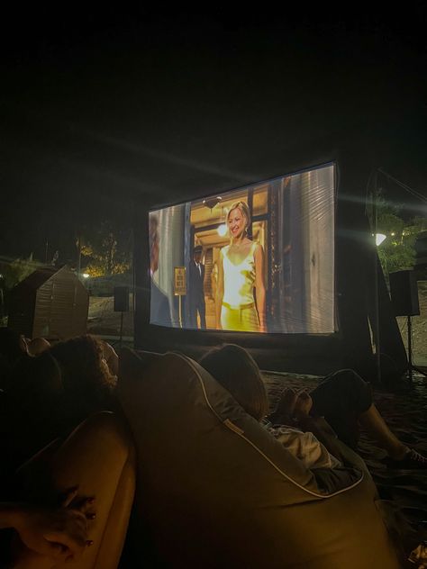 Outdoor Movie Night Aesthetic, Projector Movie Night Outdoor Cinema, Outdoor Cinema Aesthetic, Outdoor Movie Aesthetic, Outdoor Cinema Garden, At Home Cinema, Bday Activities, Sleepover Aesthetic, Birthday Movie Night