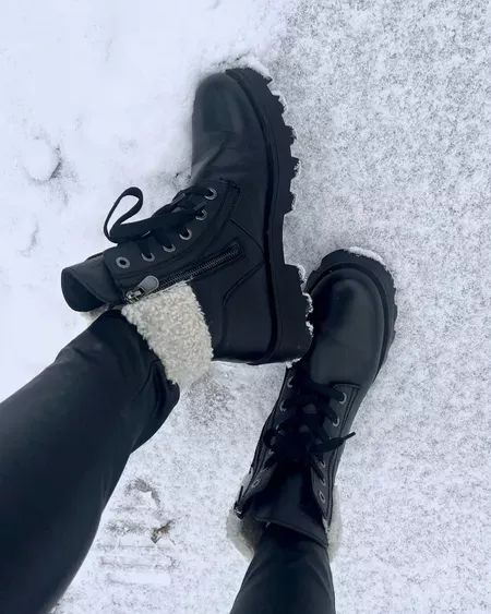 Cute Winter Boots Black, Black Winter Boots Cool, Cute Womens Winter Boots, Winter Boots Black, Black Boots For Snow, Black Waterproof Winter Boots For Streetwear, Boots Winter 2024, Warm Winter Boots Black, Snow Boots Women Outfits