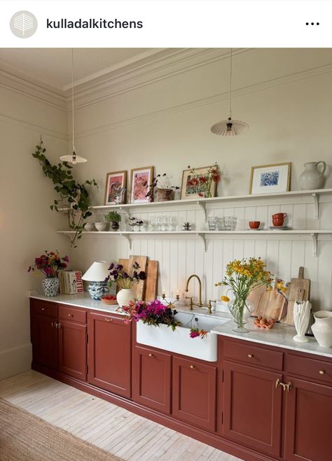 Long Living Room Kitchen Layout, Red Kitchen Backsplash, Pink Red Kitchen, Red And Cream Kitchen, Cosy Kitchen Ideas, Colourful Kitchen Ideas, Raspberry Kitchen, Red Kitchen Ideas, British Standard Kitchen