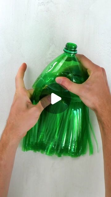 16K likes, 106 comments - 5minuterecycle em June 2, 2022: "How to make a broom out of plastic bottles 🧹

5minuterecycle #plastic #plasticrecycling #diys #crafts #oldtonew #upcycled #upcycling #recycling #recycled". Plastic Bottle Lids Ideas, Recyclable Projects For Kids, Recycling Glass Bottles Ideas, Plastic Water Bottle Art, Trash To Treasure Projects For School, How To Recycle Plastic Bottles, Shampoo Bottle Crafts, Diy With Plastic Bottles, Recycled Water Bottle Crafts