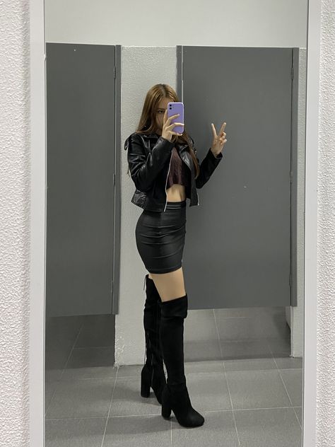 outfit con chaqueta negra, outfit con falda negra de cuero, outfit con botas negras Outfit Bota Larga, Long Boots Outfit, Outfit Botas, 2023 Outfits, Black Boots Outfit, Black Wardrobe, Fiesta Outfit, Mexican Girl, Random Image