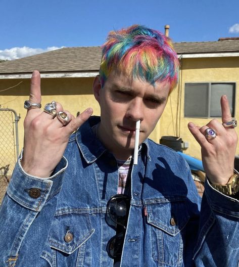 Awsten Knight Blonde Hair, Awsten Knight Pride Flag, Awsten Knight Hands, Awsten Knight Blonde, Blonde Awsten Knight, American Graffiti, Awsten Knight, Water Me, Band Members