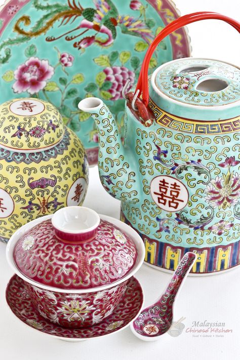 Malaysian Chinese ceramic ware has been an important part of how the food was presented in family dining. Different types wares were used for different occasions. | Food • Culture • Stories at MalaysianChineseKitchen.com Nyonya Food, Baba Nyonya, Chinese Kitchen, Chinese Pattern, Chinese Vase, Asian Inspiration, Family Dining, Chinese Ceramics, Chinese Tea