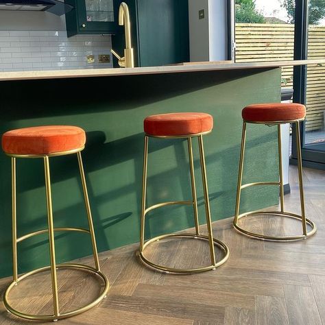 Burnt orange and dark green is the ultimate colour combo for an Art Deco themed interior! 💚🧡 📷 @1930s_houseonthehill Burnt Orange Living Room Decor, Burnt Orange Kitchen, Orange And Dark Green, Burnt Orange Living Room, Orange Bar Stools, Orange Kitchen Decor, Deco Orange, Orange Furniture, Orange Rooms