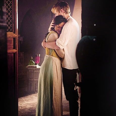 Merlin4ever’s Instagram photo: “Arthur Guinevere hug ❤️ 👸🤴 #arthurpendragon #arthur #pendragon #merlinarthur #gwen #guinevere #guineverependragon #merlingwen…” Gwen And Arthur, Gwen Merlin, Merlin Gwen, Arthur And Guinevere, Merlin Season 1, Merlin Fandom, Merlin Cast, Merlin And Arthur, Arthur Pendragon