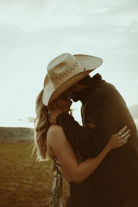 Country Couple Photoshoot, Hippies And Cowboys, Western Photoshoot Ideas, Western Couple Photoshoot, Western Couples, Western Engagement Photos, Country Couple Pictures, Country Engagement Pictures, Couple Photoshoot Ideas