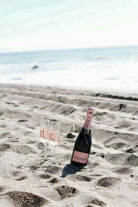 Mensajes Champagne Moet, A Bottle Of Wine, Beach Please, Bottle Of Wine, Beach Picnic, Wanderlust Travel, Endless Summer, Beach Vibe, The Sand