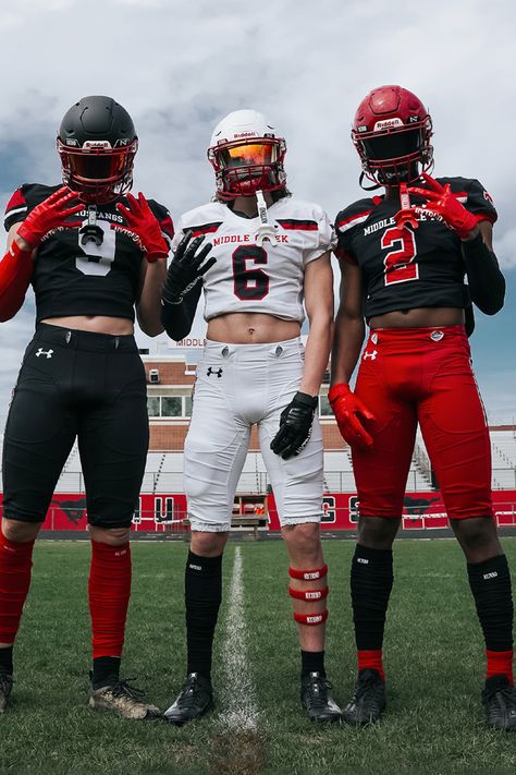 Football Photo Shoot Ideas, Football Practice Outfit, Football Media Day Poses, Football Player Outfit, Football Media Day, Football Photoshoot, Football Athlete, College Football Uniforms, Football Protective Gear