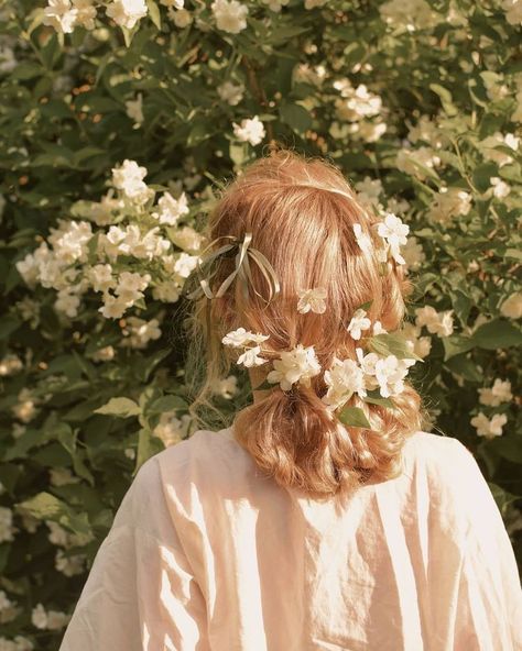 Cottagecore Hairstyles, Girl With Flowers, Flowers In Her Hair, Her Hair, White Flowers, A Woman, Trees, Hairstyles, Flowers