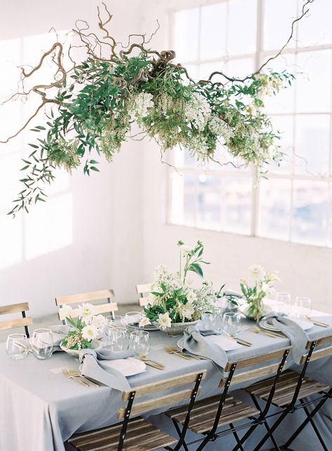 Garden romance meets modern style in this downtown Los Angeles wedding inspiration | Los Angeles Wedding Inspiration | Gallery | Item 44 Florist Interior, Affordable Wedding Decorations, Flower Styling, Hanging Florals, Setting Inspiration, Wedding Table Designs, Floral Installation, Flower Installation, Floral Chandelier