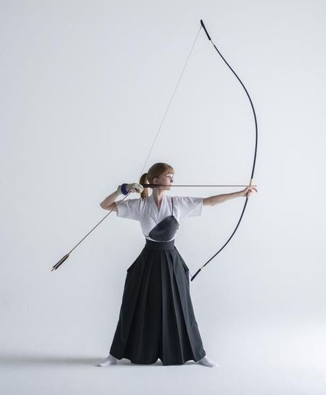 Yayoi Period, Archery Poses, Archery Women, Saitama Japan, Studio Photography Poses, Longbow, Japanese Warrior, Body Reference Drawing, Female Anatomy