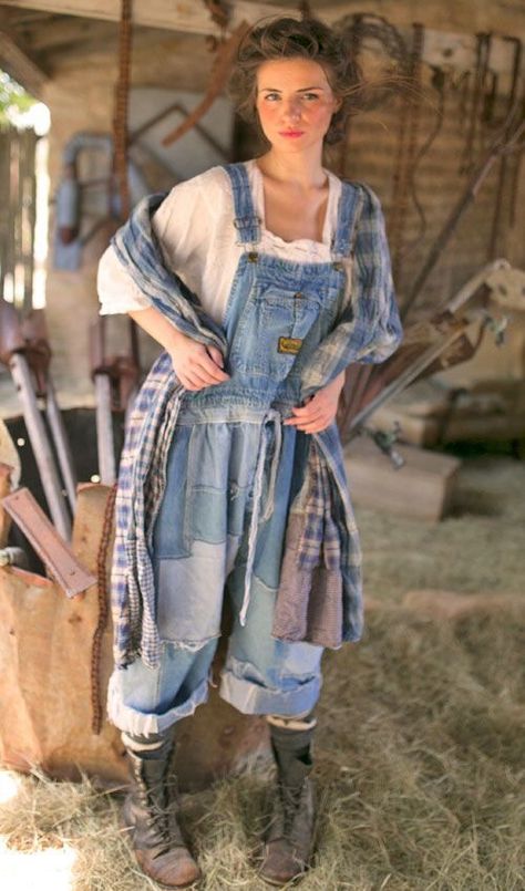 Great "get your hands dirty" outfit Farm Fashion, Magnolia Pearl Clothing, Farm Clothes, Pocket Jumpsuit, All Jeans, Gardening Outfit, Denim Pocket, Denim Patchwork, Farm Girl