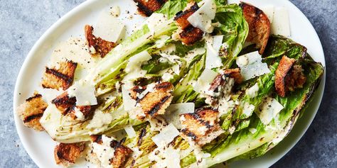 This Grilled Romaine Wedge Is The Best Summer Upgrade To Caesar Salad Grilled Salad Recipes, Grilled Romaine Lettuce, Grilled Chicken Caesar, Lettuce Wedge, Grilled Romaine Salad, Grilled Chicken Caesar Salad, Sommer Mad, Grilled Salad, Grilled Romaine