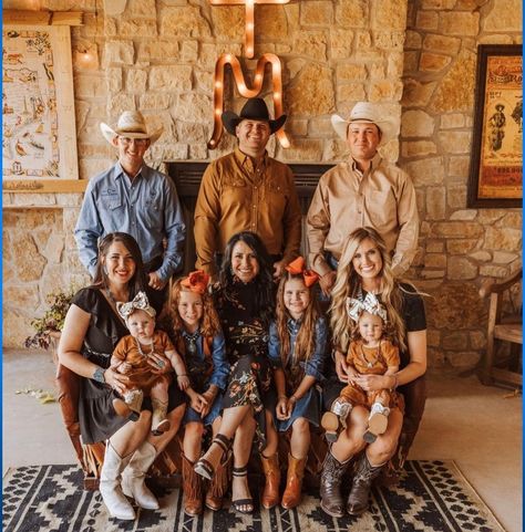 Western Extended Family Pictures, Western Family Pictures Outfits, Western Family Pictures, Large Family Pictures, Western Family, Ranch Family, Extended Family Pictures, Fam Pics, Fall Family Portraits