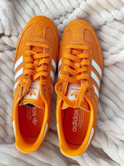 Orange Sambas, Pretty Sneakers, Men's Adidas (men), Adidas Samba Og, Funky Shoes, Orange Shoes, Adidas Girl, Hype Shoes, Shoe Inspo