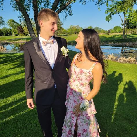 Pink Floral Prom Dress, Photo Couples, Floral Prom Dress, Flower Prom Dress, 2023 Prom, Prom Couples, Prom 2023, School Prom, Floral Prom Dresses