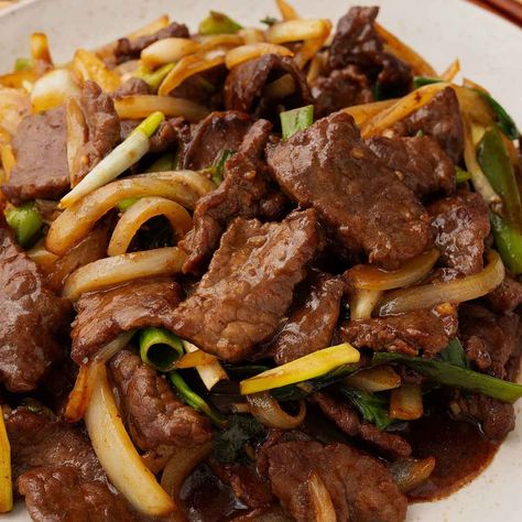 Stir Fry Recipes Steak, Beef And Onion Stir Fry, Crunchy Onions, Sesame Beef, Healthy Asian, Healthy Asian Recipes, Crispy Beef, Stir Fry Recipe, Marinated Beef