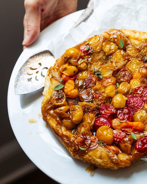 A foolproof method for the easiest and most delicious roasted tomato pie made with cherry tomatoes and puff pastry. Easy Tomato Pie, Cherry Tomato Pie, Tomato Tart Puff Pastry, Tomato Tarte, Cherry Tomato Tart, Tomato Tarte Tatin, Tomato Pie Recipe, Joy The Baker, Tomato Tart